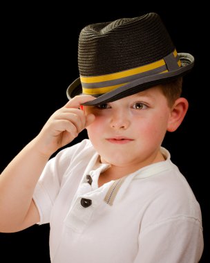 fedora giyen çocuk portresi