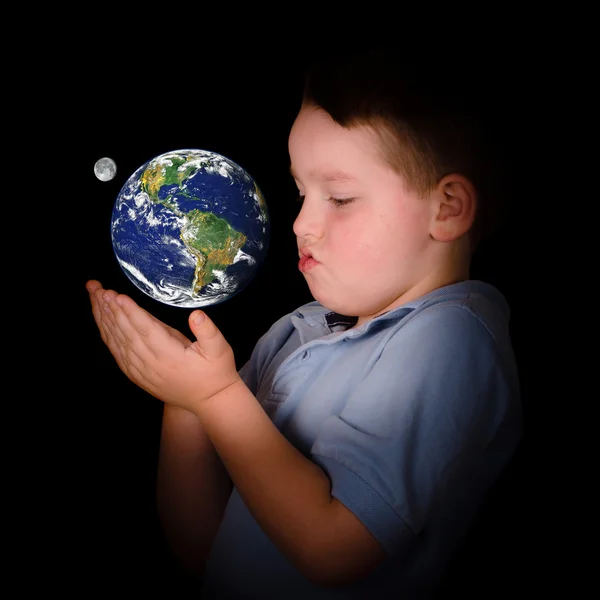 Fascinado y curioso niño estudiando la Tierra entre sus manos en concepto educativo o ambiental, con elementos de esta imagen aportados por la NASA — Foto de Stock