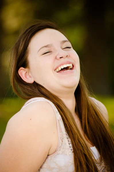 Portret van gelukkige tiener of adolescent meisje buitenshuis — Stockfoto