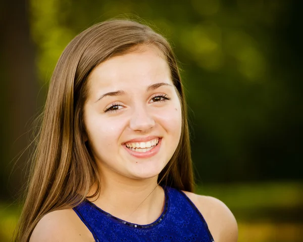 Portrait of happy pre-teen girl — Stock Photo, Image