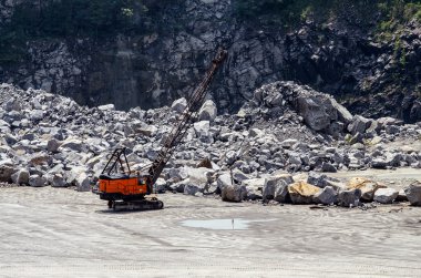 taş ocağına vinç