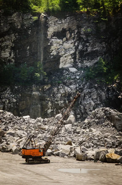 Crane at a rock quarry — Stock Photo, Image