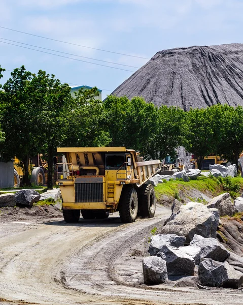 Dump truck carrying a load at a rock quarry — Stock Photo, Image