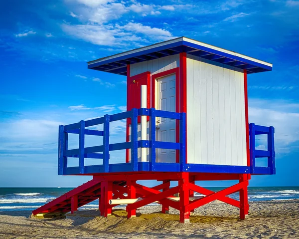 Colorida torre de salvavidas en Cocoa Beach, Florida — Foto de Stock