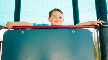 Oyun parkında oynayan mutlu çocuk portresi