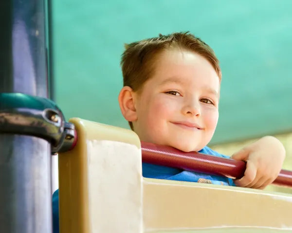 Портрет щасливої дитини, що грає на дитячому майданчику — стокове фото