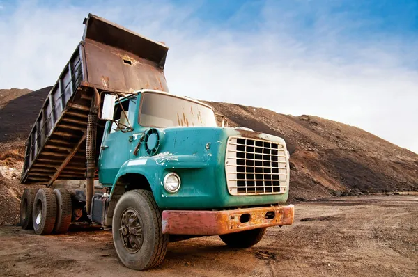 Camion de gunoi vechi la locul de excavare — Fotografie, imagine de stoc