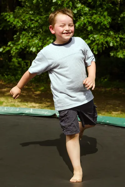 Niño jugando en trampolín —  Fotos de Stock