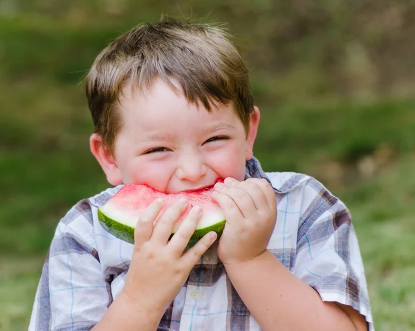 Ritratto estivo di bambino carino mangiare anguria all'aperto — Foto Stock