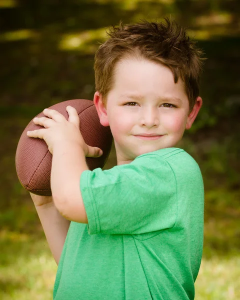 Enfant jouant avec le football en plein air dans la cour — Photo