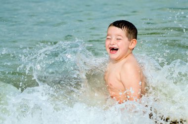 surf Plajı'nda oynayan çocuk