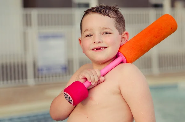 Bambino felice con il suo giocattolo dell'acqua in piscina durante l'estate — Foto Stock