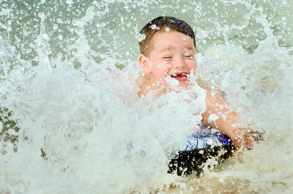 Barn surfa på bodyboard på stranden — Stockfoto