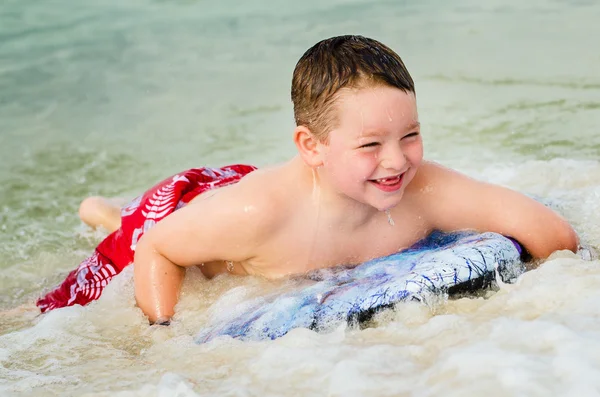 Surf criança no bodyboard na praia — Fotografia de Stock