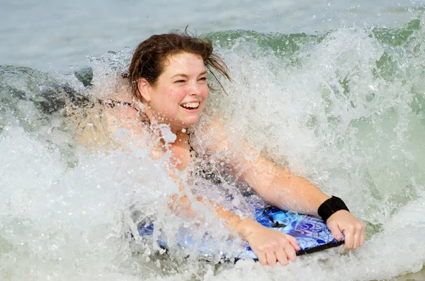 Mujer surfeando en bodyboard en la playa —  Fotos de Stock