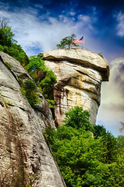 Chimney Rock no Chimney Rock State Park na Carolina do Norte, EUA . — Fotografia de Stock