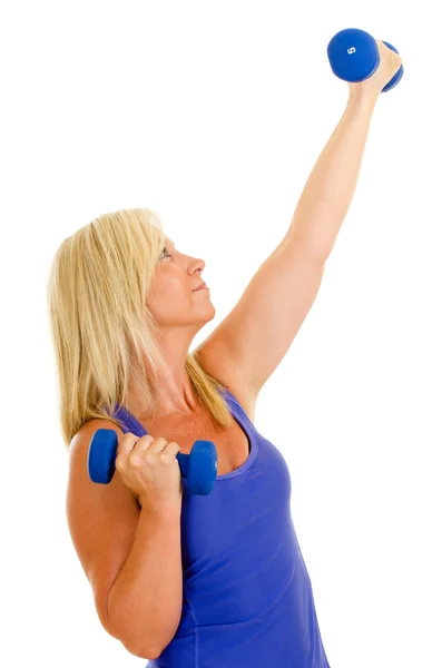 Femme d'âge moyen en bonne santé faisant de l'exercice avec des haltères — Photo