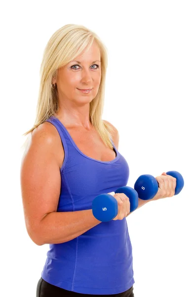 Mujer sana de mediana edad haciendo ejercicio con pesas —  Fotos de Stock