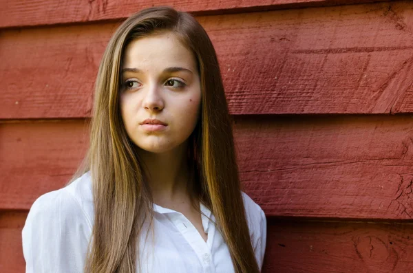 Utomhus porträtt av vacker, ung tonåring tjej utomhus — Stockfoto