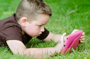 Çocuk açık havada tablet bilgisayar kullanma
