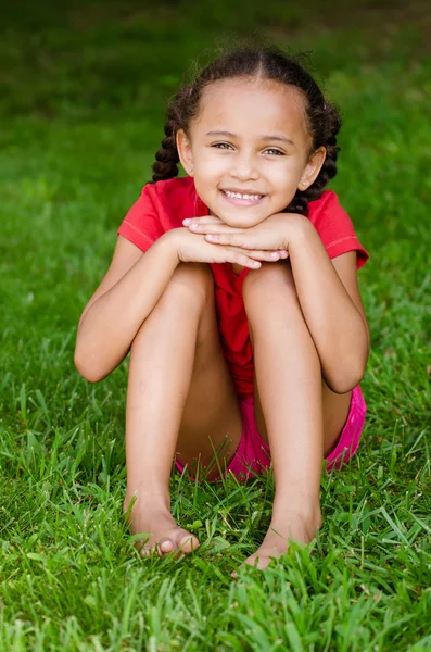 Retrato de verão de menina de raça muito mista ao ar livre em ambiente natural — Fotografia de Stock