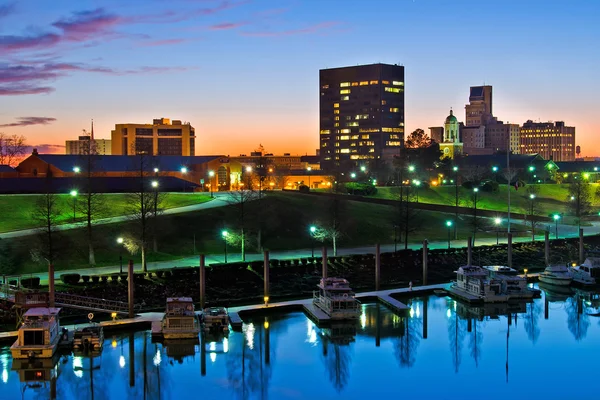 Downtown augusta, georgia, langs de savannah rivier nachts net na zonsondergang — Stockfoto