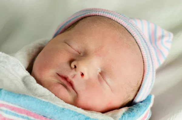 Retrato del bebé envuelto momentos después del nacimiento en el hospital — Foto de Stock