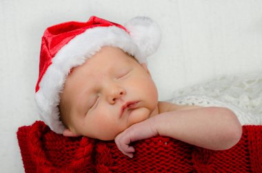 Noel tatili için Noel Baba şapkası giyen sevimli Yenidoğan