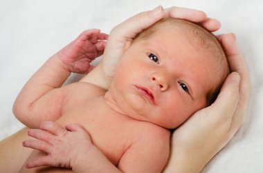 Yeni doğan bebek portre annesinin elinde