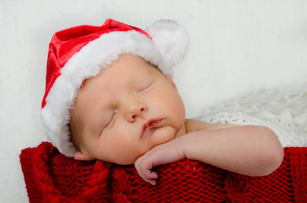 Lindo bebé recién nacido con sombrero de santa para las vacaciones de Navidad — Foto de Stock