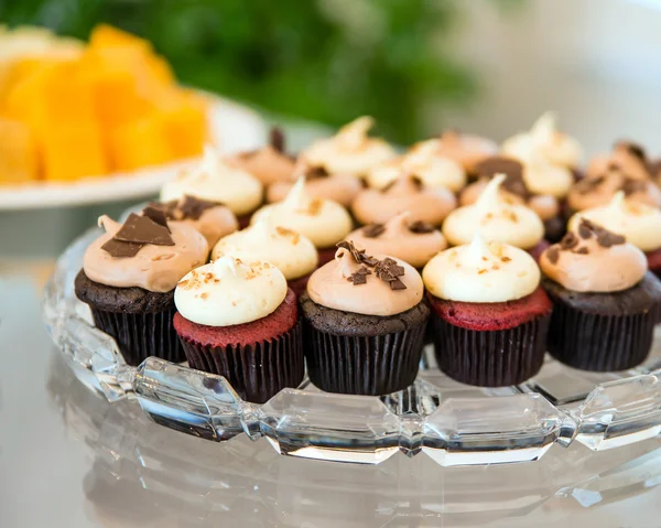 Mini cupcakes in glass tray on buffet — Stock Photo, Image