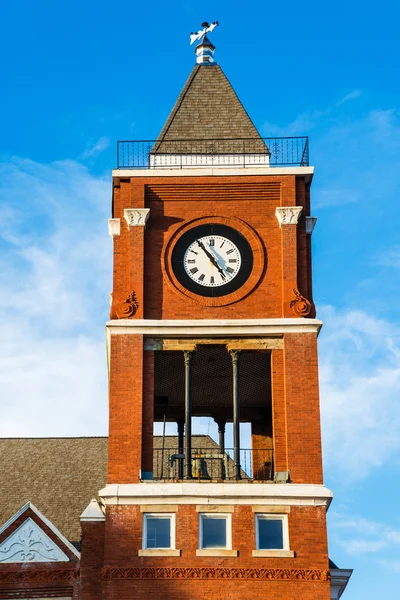 Torre del reloj del edificio histórico de la pequeña corte de la ciudad en Dallas, GA —  Fotos de Stock