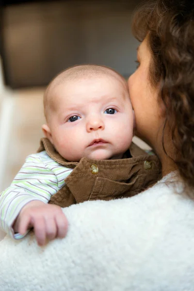 Bebé sosteniendo la cabeza hacia arriba por primera vez mientras está en brazos de la madre — Foto de Stock