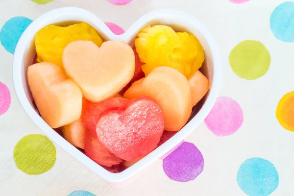 Благоприятное для детей угощение на День Святого Валентина с фруктовой дыней в форме сердца, арбузом и ананасом — стоковое фото
