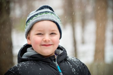 gelukkig kind in de sneeuw op winterdag