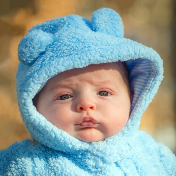 Lindo bebé niño usando traje de nieve mullido durante el invierno — Foto de Stock