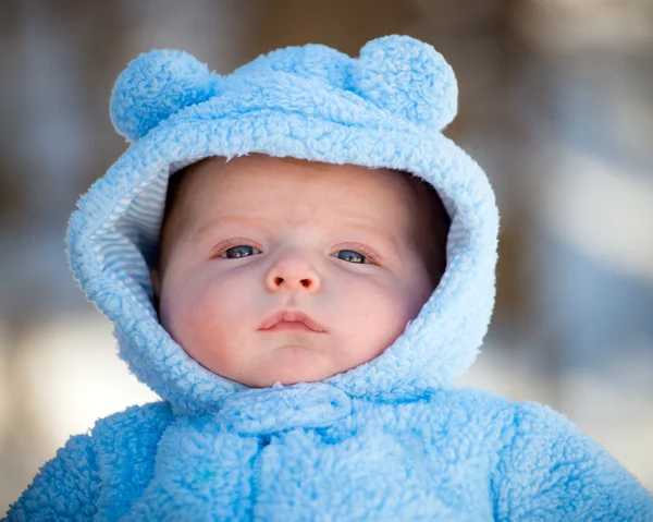Lindo bebé niño usando traje de nieve mullido durante el invierno — Foto de Stock