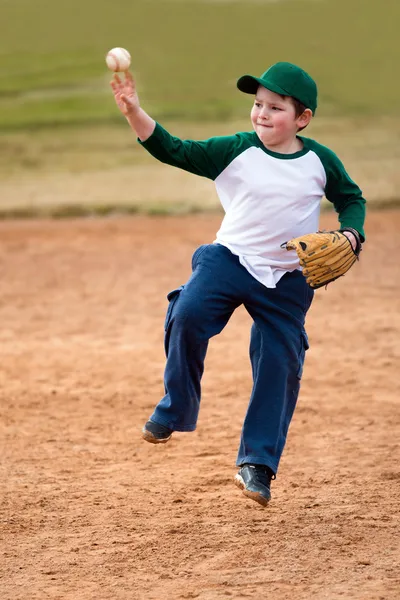 Çocuk beyzbol antrenman sırasında atar. — Stok fotoğraf