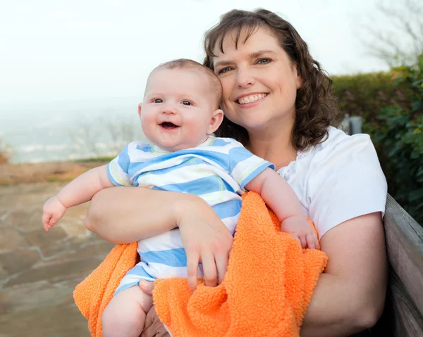 Glückliche Mutter und Sohn genießen draußen im Park — Stockfoto