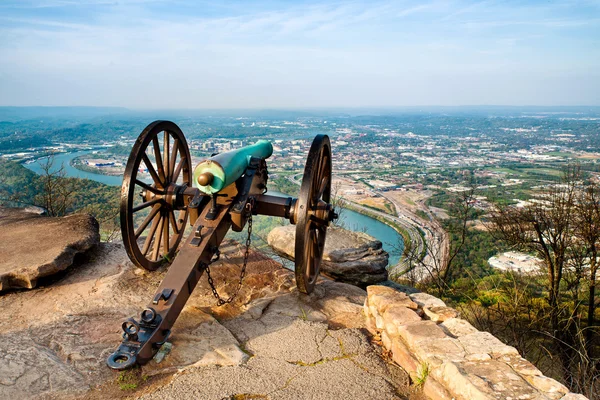 Canhão da era da guerra civil com vista para Chattanooga, Tennessee — Fotografia de Stock