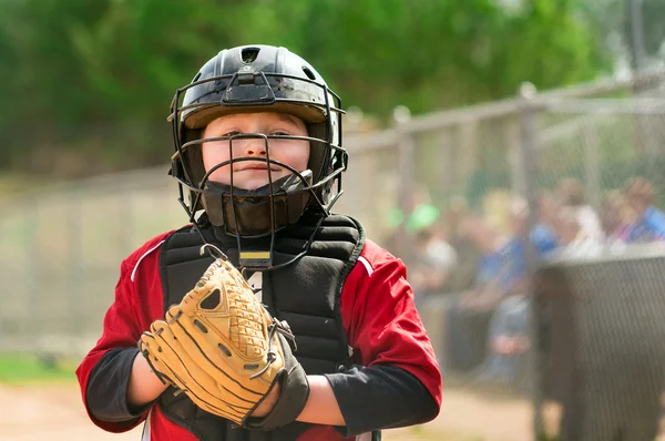 Ritratto di giocatore di baseball bambino con attrezzatura da ricevitore — Foto Stock