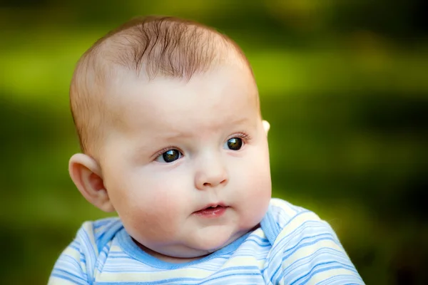 Primavera ao ar livre retrato de bebê menino — Fotografia de Stock