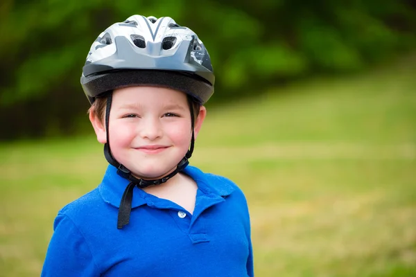 Niño feliz usando un casco de bicicleta al aire libre — Foto de Stock