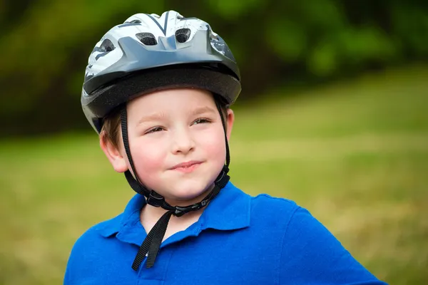 Criança feliz usando um capacete de bicicleta ao ar livre — Fotografia de Stock