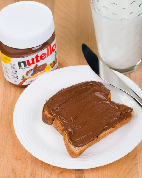 Vaso di Nutella con pane tostato e latte — Foto Stock