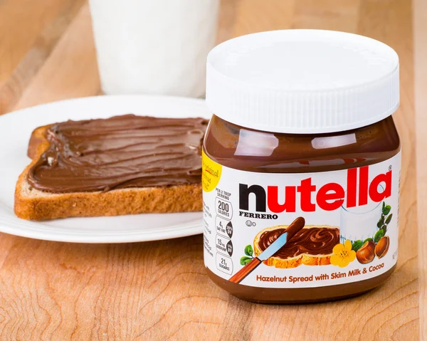 Frasco de Nutella com torrada e leite — Fotografia de Stock