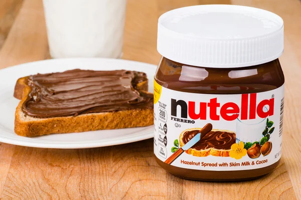 kızarmış ekmek ve sütle nutella kavanozu