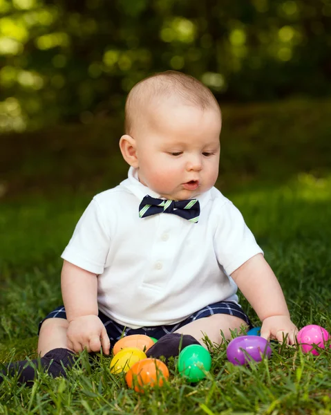 Lindo bebé niño jugando con huevos de Pascua —  Fotos de Stock