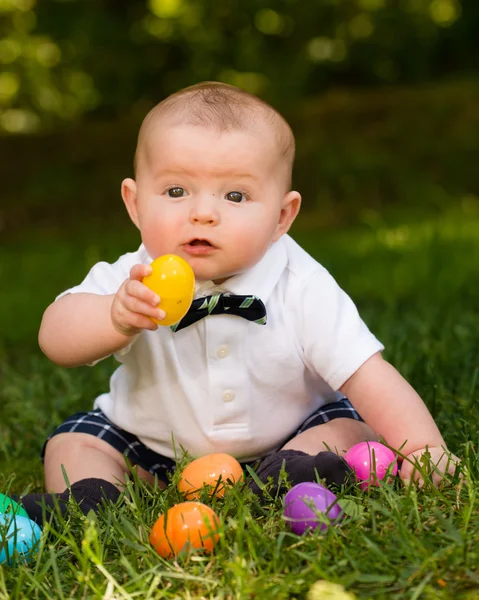 Lindo bebé niño jugando con huevos de Pascua —  Fotos de Stock