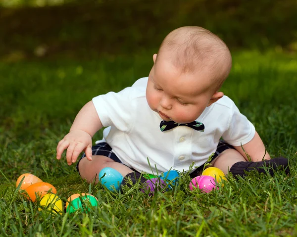 Lindo bebé niño jugando con huevos de Pascua —  Fotos de Stock